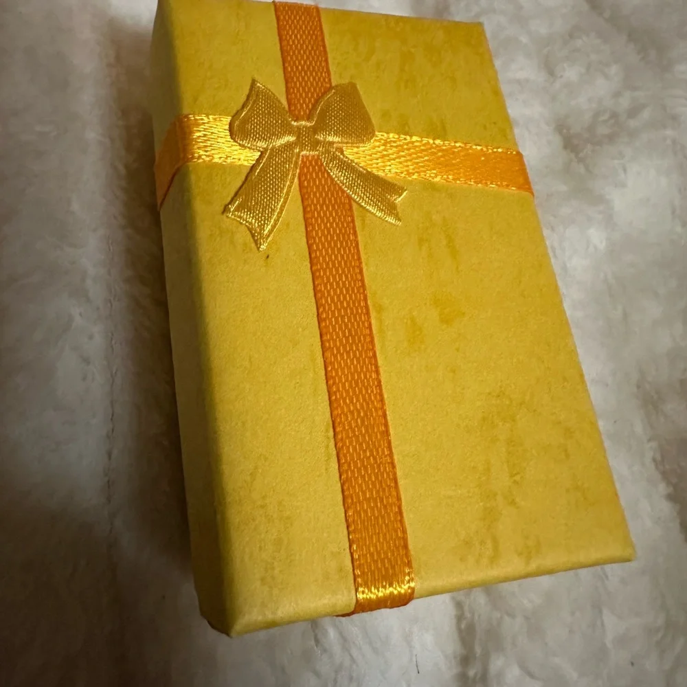 Silver tone Heart Pendant Necklace New in box - Picture 6 of 6